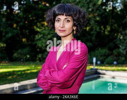 Hamburg, Deutschland. 10. Oktober 2022. Schauspielerin Neda Rahmanian ist am Set der ZDF-Produktion "Gäste zum Essen". Quelle: Axel Heimken/dpa/Alamy Live News Stockfoto