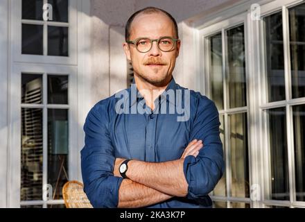 Hamburg, Deutschland. 10. Oktober 2022. Schauspieler Matthias Koeberlin ist am Set der ZDF-Produktion "Gäste zum Essen". Quelle: Axel Heimken/dpa/Alamy Live News Stockfoto