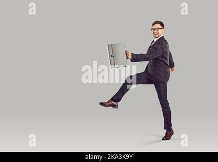 Junger glücklicher kaukasischer Mann tritt nach vorne und freut sich über berufliche Weiterentwicklung und neuen Manager im Geschäft Stockfoto