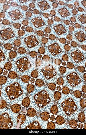 Traditionelle portugiesische Azulejo-Fliesen auf dem Gebäude in Lissabon, Portugal Stockfoto