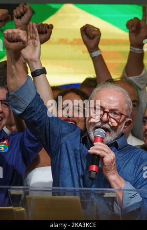 30. Oktober 2022, Brasilien, São Paulo: Brasiliens Präsidentschaftskandidat und ehemaliger brasilianischer Präsident Luiz Inacio Lula da Silva von der Arbeiterpartei hält seine erste Rede vor der Presse nach seinem Sieg über den damaligen Präsidenten Bolsonaro von der Liberalen Partei in der Stadt São Paulo. Foto: Lincon Zarbietti/dpa Stockfoto