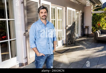 Hamburg, Deutschland. 10. Oktober 2022. Schauspieler Maximilian Grill ist am Set der ZDF-Produktion "Gäste zum Essen". Quelle: Axel Heimken/dpa/Alamy Live News Stockfoto