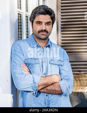 Hamburg, Deutschland. 10. Oktober 2022. Schauspieler Maximilian Grill ist am Set der ZDF-Produktion "Gäste zum Essen". Quelle: Axel Heimken/dpa/Alamy Live News Stockfoto