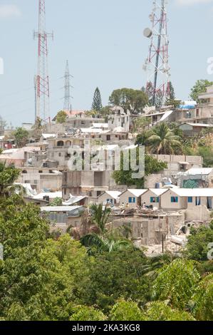 Beliebtes Viertel, Port-au-Prince, Haiti. Port-au-Prince hat etwa 2 Millionen Einwohner, viele leben in armen Gegenden und einige haben seit dem keine Wohnungen mehr Stockfoto