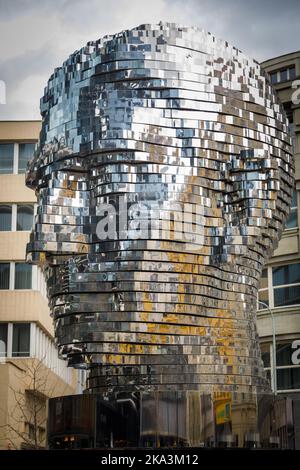 Tschechische Republik Prag April 2019: Ein Denkmal für Franz Kafka in Form eines riesigen Kopfes mit rotierenden Elementen. Stockfoto