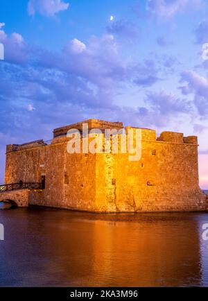 Goldenes Leuchten auf der Burg von Paphos (Fort) nach Sonnenuntergang, Paphos, Zypern Stockfoto