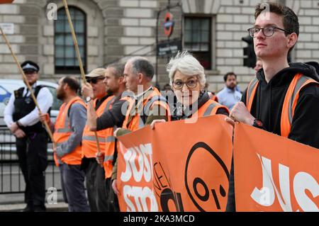 London, Großbritannien. 31. Okt, 2022, Just Stop Oil Aktivisten fuhren mit ihren Demonstrationen in Whitehall am 31. Tag ihrer Kampagne fort. Ein Sprecher von Just Stop Oil wurde mit den Worten zitiert: „Wir sind nicht bereit, zuzusehen, wie alles, was wir lieben, zerstört wird, während gefährdete Menschen Hunger leiden und Unternehmen mit fossilen Brennstoffen und die Reichen von unserem Elend profitieren.“ Stockfoto