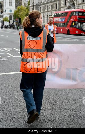 London, Großbritannien. 31. Okt, 2022, Just Stop Oil Aktivisten fuhren mit ihren Demonstrationen in Whitehall am 31. Tag ihrer Kampagne fort. Ein Sprecher von Just Stop Oil wurde mit den Worten zitiert: „Wir sind nicht bereit, zuzusehen, wie alles, was wir lieben, zerstört wird, während gefährdete Menschen Hunger leiden und Unternehmen mit fossilen Brennstoffen und die Reichen von unserem Elend profitieren.“ Stockfoto