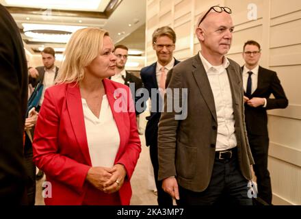 31. Oktober 2022, Katar, Doha: Nancy Faeser (SPD), Bundesministerin für Inneres und Inneres, und Bernd Neuendorf, DFB-Präsident, am Rande eines Treffens mit den sogenannten Community Liaison Officers (CLO) der globalen Gewerkschaftsverbände. Faeser reist in ihrer Funktion als Sportministerin vor der WM in das Gastgeberland Katar. Im Mittelpunkt der Reise stehen die Menschenrechtsfragen, die während des Turniers diskutiert werden, wie der Schutz queerer Menschen vor Diskriminierung und Verfolgung sowie die Verantwortung für Wanderarbeiter, die die WM-Stadien gebaut haben Stockfoto