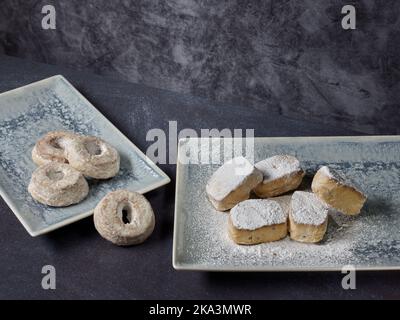 Donuts und zuckerte Mandelkuchen Stockfoto