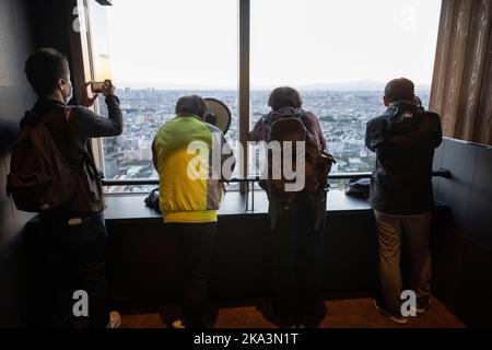 Tokio, Japan. 31. Oktober 2022. Fotografen, die Fotos von Mt. Fuji (å¯Œå£«å±±) am Abend von Ebisu (æµæ¯“å¯¿) auf der Aussichtsplattform auf der Aussichtsplattform „Top of Yebisu“ im 38.. Stock des Yebisu Garden Palace Tower betrachtet. Japan hat vor kurzem nach über zwei Jahren Reiseverbote aufgrund der COVID-19-Pandemie wieder für den Tourismus geöffnet. Der Yen hat gegenüber dem US-Dollar stark abgeschrieben, was wirtschaftliche Turbulenzen für den internationalen Handel und die japanische Wirtschaft verursacht hat. Touristen können in Japan steuerfrei mit einem temporären Besuchervisum einkaufen. (Bild: © Taidgh Barron/ZUMA Press Wire) Stockfoto