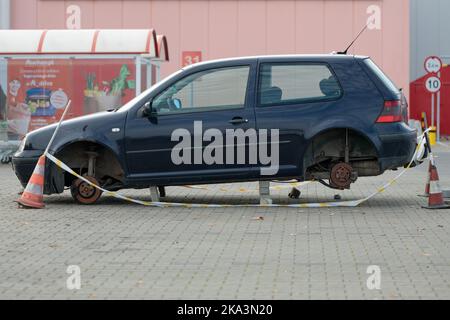 Polen, Poznan - 30. Oktober 2022: Diebstahl, Auto ohne Räder auf dem Markt Parkplatz geparkt. Stockfoto