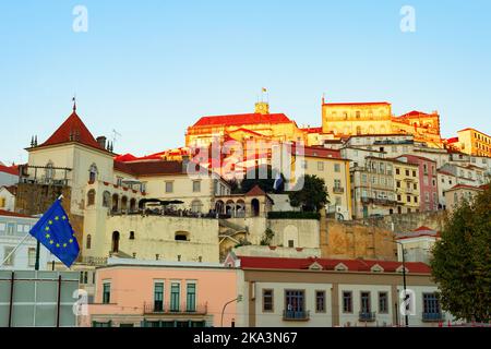 FestigungSao Jorge im Abendlicht auf dem Hügel, alte Stadtarchitektur, Häuser, Sintra, Portugal Stockfoto