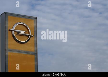 Polen, Poznan - 30. Oktober 2022: Opel-Logo vor dem Ausstellungsraum, vor einem blauen Himmel mit Wolken. Es ist das Symbol der deutschen Internierung Stockfoto