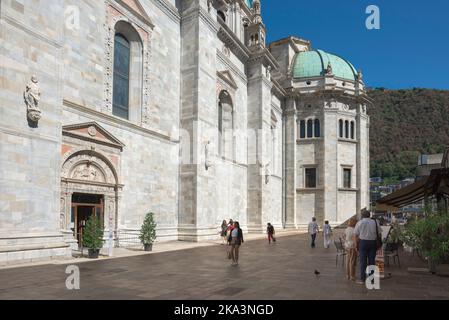 Duomo Como Stadt, Blick im Sommer von Menschen zu Fuß in der Via Maestri Comacini neben der Südfassade der Kathedrale von Como, Lombardei, Italien Stockfoto