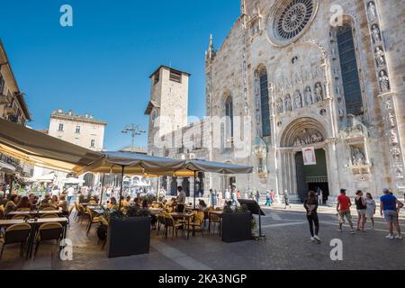 Piazza Duomo Como, Blick im Sommer auf die malerische Piazza Duomo mit der Westfront der historischen Kathedrale, der Stadt Como, dem Comer See, der Lombardei Italien Stockfoto