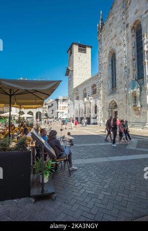 Como Piazza Duomo, Blick im Sommer auf die malerische Piazza Duomo mit der Westfront der historischen Kathedrale, der Stadt Como, dem Comer See, der Lombardei Italien Stockfoto