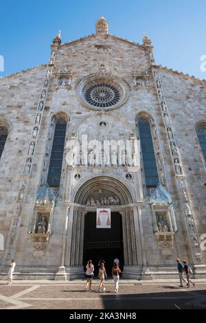 Kathedrale von Como, Blick auf die Westfassade der Kathedrale von Como, gelegen auf der Piazza Duomo im historischen Zentrum der Stadt Como, Lombardei, Italien Stockfoto