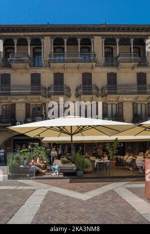 Bar für Jugendliche, Blick im Sommer auf eine Gruppe junger Menschen, die auf einer Café-Bar-Terrasse auf der Piazza Duomo im Zentrum der Stadt Como, Italien, sitzen Stockfoto