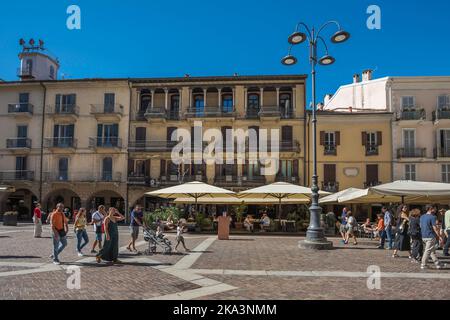 Como Stadtzentrum, Blick im Sommer auf die malerische Westseite der Piazza Duomo gesäumt mit Café-Terrassen, Stadt Como, Comer See, Lombardei, Italien Stockfoto