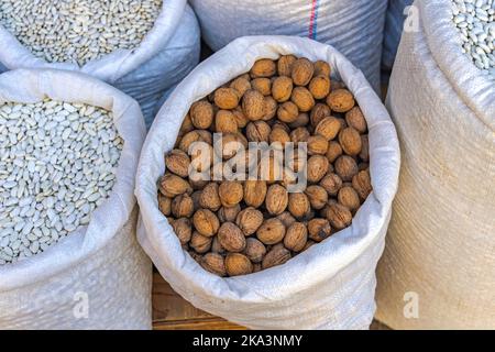Geschälte Walnüsse Nüsse in Sack Bulk Beans Paket Stockfoto