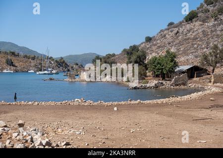 Schöne Bucht Lagunenstrand mit türkisfarbenem Wasser kleine touristische Dorf Reise Tourismus Panorama Stockfoto