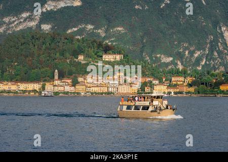 Landschaftlich reizvolle Italien, Blick im Sommer auf eine kleine Fähre, die den Comer See überquert und Touristen von Bellagio nach Tremezzo, Lombardei, Italien, bringt Stockfoto