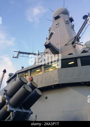 Raketenabschussrohre vor der Brücke und dem Radarmast von HMS Duncan, einem Typ-45-Zerstörer der Royal Navy Stockfoto