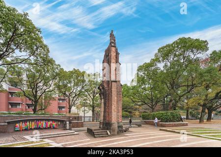 nagasaki, kyushu - dez 11 2021: Blauer Himmel über den Ruinen der Urakami-Kathedrale Mauern und Säulen, die von einer heiligen Statue im Hypocenter P geschmückt sind Stockfoto