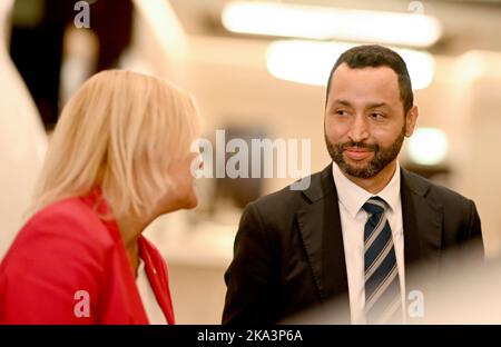 31. Oktober 2022, Katar, Doha: Nancy Faeser (SPD), Bundesministerin für Inneres und Inneres, und Max Tunon, Vertreter der ILO (Internationale Arbeitsorganisation), nach einer Gesprächsrunde mit den sogenannten Community Liaison Officers (CLO) der globalen Gewerkschaftsverbände. Faeser reist in ihrer Funktion als Sportministerin vor der WM in das Gastgeberland Katar. Im Mittelpunkt der Reise stehen die Menschenrechtsfragen, die während des Turniers diskutiert werden, wie der Schutz queerer Menschen vor Diskriminierung und Verfolgung sowie die Verantwortung für Migranten Stockfoto