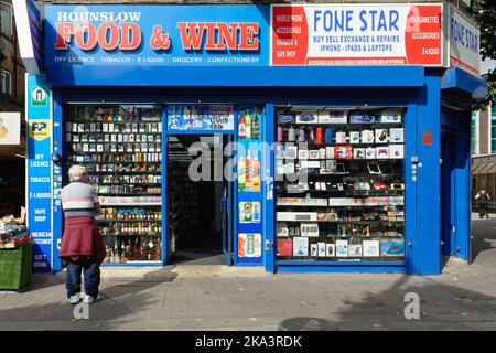 Ein Eck-Shop, der eine große Auswahl an verschiedenen Arten von Waren in Hounslow High Street London England verkauft Stockfoto