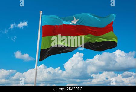 Flagge der Bantu-Völker Somali Bantus bei bewölktem Himmel, Panoramablick. Flagge, die ethnische Gruppe oder Kultur repräsentiert, regionale Behörden. Copy sp Stockfoto