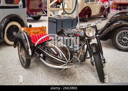 SPEYER, DEUTSCHLAND - OKTOBER 2022: Seitenwagen schwarz Puch 800 Retro Motorrad im Technikmuseum Speyer. Stockfoto
