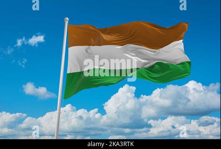 Flagge der Bantu Völker Xhosa Menschen bei bewölktem Himmel Hintergrund, Panoramablick. Flagge, die ethnische Gruppe oder Kultur, regionale Behörden. Copy Spa Stockfoto