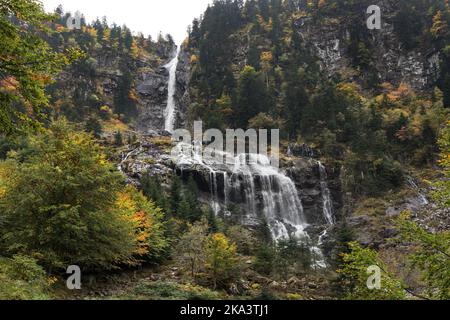 Die Cascade d’Ars im Herbst, Aulus les Bains, Ariege, Pyrenäen, Frankreich, EU Stockfoto