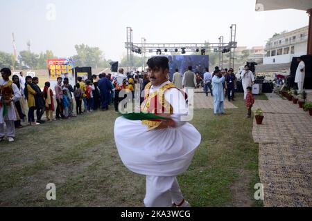 Peshawar, Pakistan. 30. Oktober 2022. Menschen tanzen und Frauen stellen Öllampen oder „Diya“ während der Diwali-Feier (Lichterfest) ‘Peshawar, Pakistan, am 30. Oktober 2022. (Foto: Hussain Ali/Pacific Press/Sipa USA) Quelle: SIPA USA/Alamy Live News Stockfoto