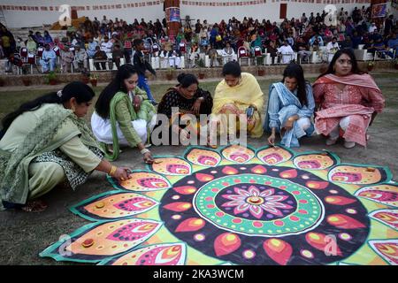 Peshawar, Pakistan. 30. Oktober 2022. Menschen tanzen und Frauen stellen Öllampen oder „Diya“ während der Diwali-Feier (Lichterfest) ‘Peshawar, Pakistan, am 30. Oktober 2022. (Foto: Hussain Ali/Pacific Press/Sipa USA) Quelle: SIPA USA/Alamy Live News Stockfoto