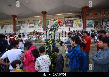 Peshawar, Pakistan. 30. Oktober 2022. Menschen tanzen und Frauen stellen Öllampen oder „Diya“ während der Diwali-Feier (Lichterfest) ‘Peshawar, Pakistan, am 30. Oktober 2022. (Foto: Hussain Ali/Pacific Press/Sipa USA) Quelle: SIPA USA/Alamy Live News Stockfoto