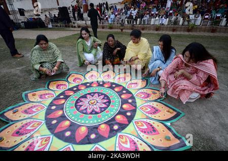 Peshawar, Pakistan. 30. Oktober 2022. Menschen tanzen und Frauen stellen Öllampen oder „Diya“ während der Diwali-Feier (Lichterfest) ‘Peshawar, Pakistan, am 30. Oktober 2022. (Foto: Hussain Ali/Pacific Press/Sipa USA) Quelle: SIPA USA/Alamy Live News Stockfoto