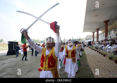 Peshawar, Pakistan. 30. Oktober 2022. Menschen tanzen und Frauen stellen Öllampen oder „Diya“ während der Diwali-Feier (Lichterfest) ‘Peshawar, Pakistan, am 30. Oktober 2022. (Foto: Hussain Ali/Pacific Press/Sipa USA) Quelle: SIPA USA/Alamy Live News Stockfoto