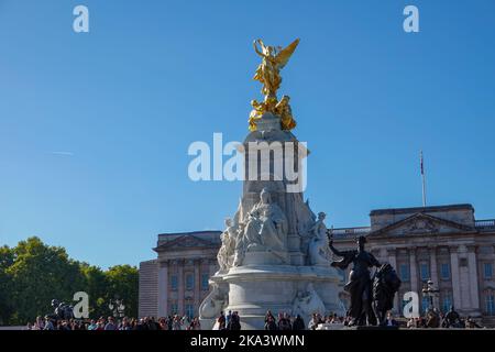 Am Victoria Memorial vor dem Buckingham Palace versammelten sich Menschenmassen, um den Wachwechsel an einem hellen, sonnigen Oktobertag in London zu beobachten. Stockfoto