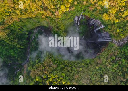 Luftaufnahme des Sumpak Sewu-Wasserfalls, Lumajang, Ost-Java, Indonesien Stockfoto