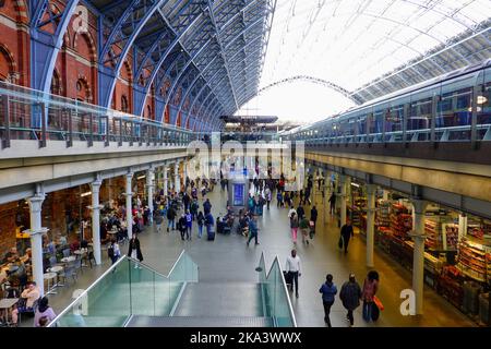 Menschen, Geschäfte, Restaurants in der Ankunftshalle, Abflughalle am Bahnhof St. Pancras, London. Stockfoto