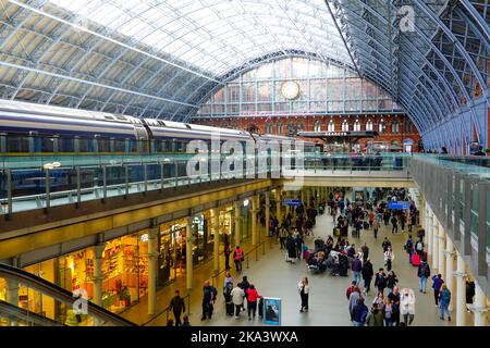 Menschen, Geschäfte, Restaurants in der Ankunftshalle, Abflughalle am Bahnhof St. Pancras, London. Stockfoto