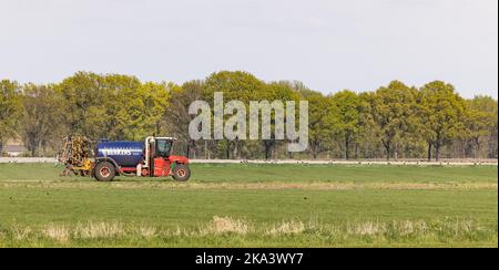 Ein Hydrotrike von Loonbedrijf Berkers, ein landwirtschaftlich fahrendes Fahrzeug auf dem Feld in Asten, Nordbrabant, Niederlande Stockfoto