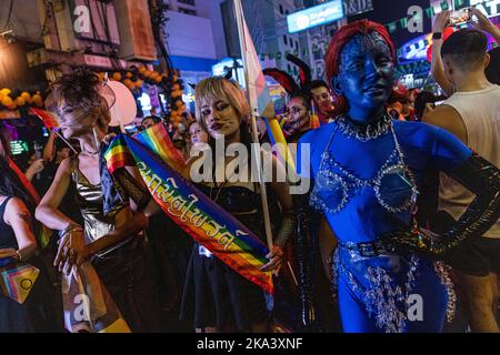 Bangkok, Thailand. 31. Oktober 2022. Partygänger verkleiden sich am 31. Oktober 2022 in Bangkok, Thailand, für eine Halloween-Parade auf der Khaosan Road in Kostüm. Dies ist das erste Mal seit Beginn der Pandemie von Covid-19, dass die beliebte Khao San Road eine Halloween-Parade veranstaltet. (Bild: © Andre Malerba/ZUMA Press Wire) Stockfoto