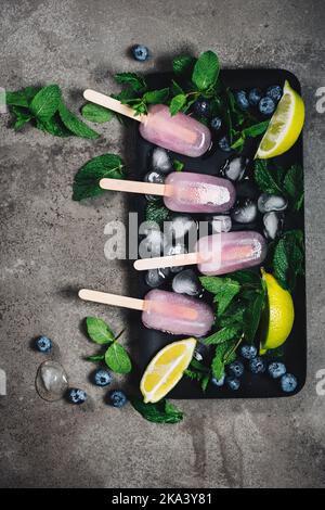 Gefrorener Cocktail. Heidelbeerlimonade, Popsicles, Draufsicht. Stockfoto