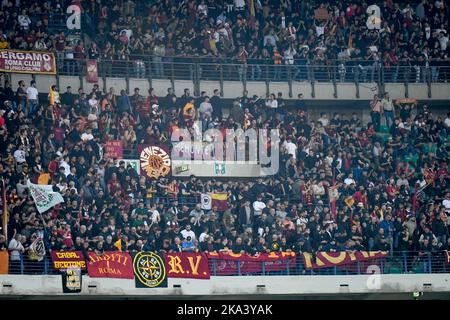 Verona, Italien. 31. Oktober 2022. Roma-Fans während des FC Hellas Verona gegen AS Roma, italienisches Fußballspiel Serie A in Verona, Italien, Oktober 31 2022 Quelle: Independent Photo Agency/Alamy Live News Stockfoto