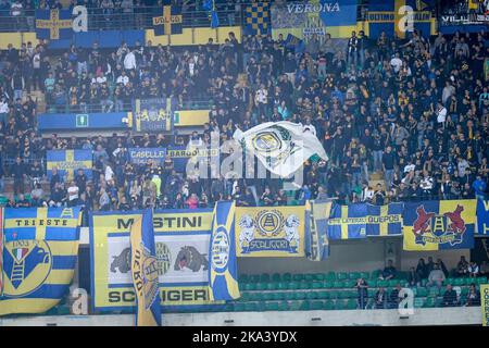 Verona, Italien. 31. Oktober 2022. Fans von Verona während des Spiels Hellas Verona FC vs AS Roma, italienische Fußballserie A in Verona, Italien, Oktober 31 2022 Quelle: Independent Photo Agency/Alamy Live News Stockfoto