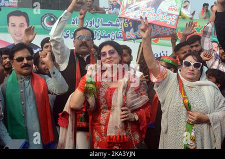 Gujranwala, Pakistan, 31. Oktober 2022. Eine große Zahl von Anhängern versammelt sich, um am PTI Azaadi Long March gegen die Bundesregierung teilzunehmen, um Versammlungen aufzulösen und Wahltermine in Islamabad, in Gujranwala, am Montag, dem 31. Oktober 2022, bekannt zu geben. Stockfoto